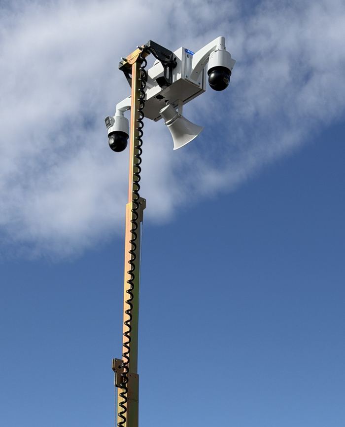 Mast with PTZ and fixed cameras
